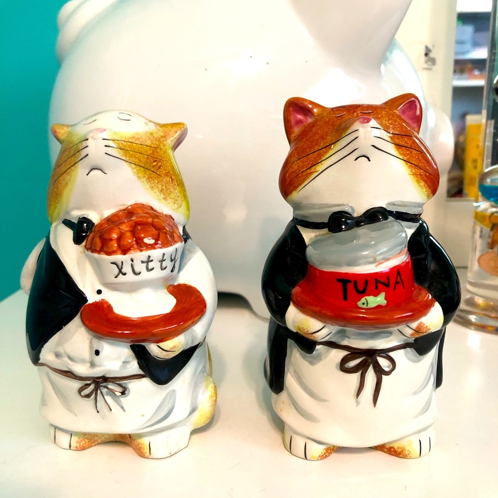 Vintage waiter cats  salt and pepper shakers